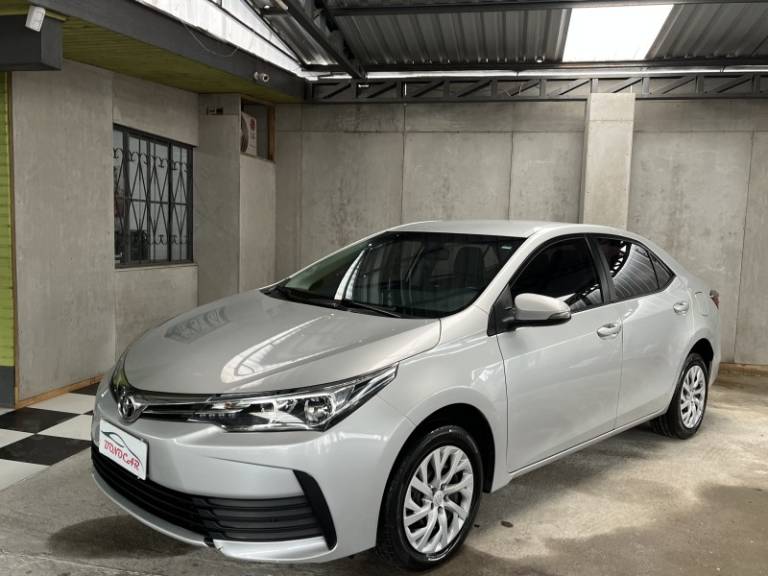 TOYOTA - COROLLA - 2017/2018 - Prata - R$ 89.900,00