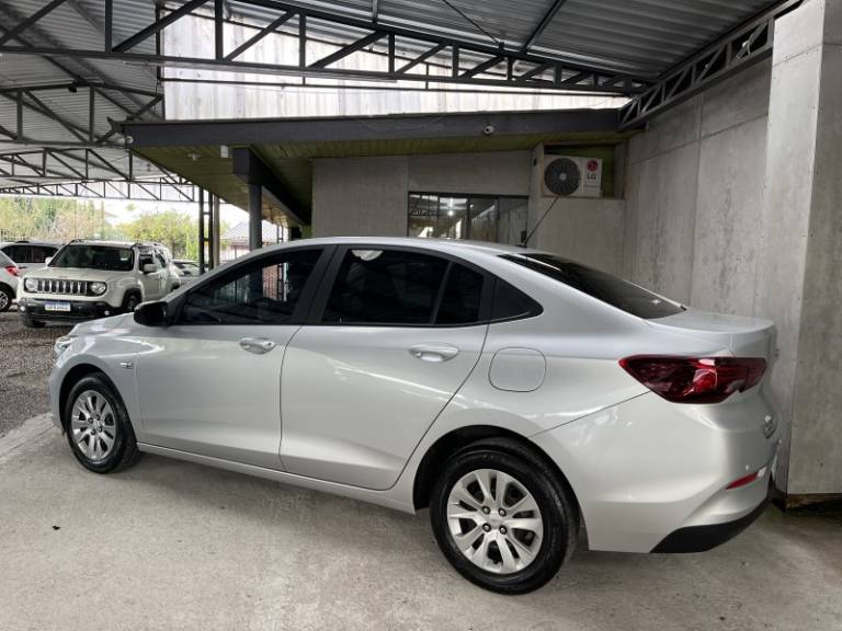 CHEVROLET - ONIX - 2022/2023 - Prata - R$ 68.900,00