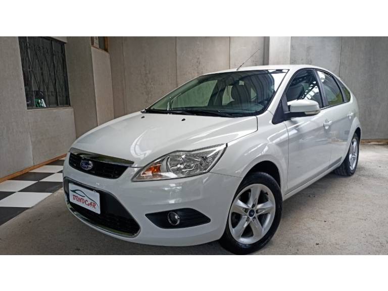 FORD - FOCUS - 2012/2013 - Branca - R$ 45.900,00