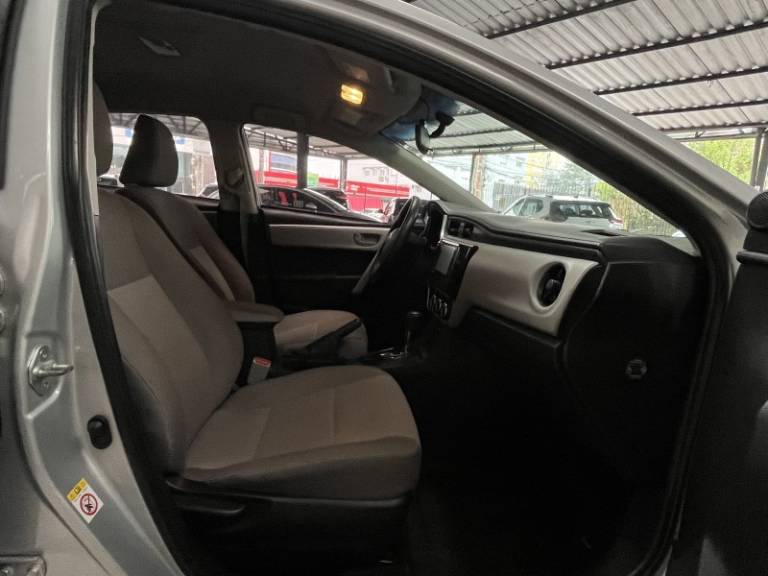 TOYOTA - COROLLA - 2017/2018 - Prata - R$ 89.900,00