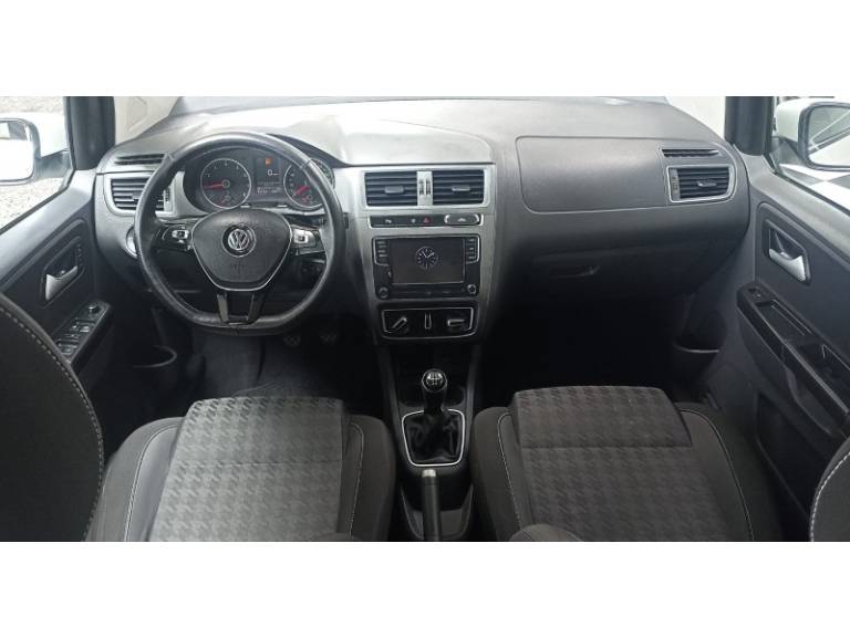 VOLKSWAGEN - FOX - 2017/2018 - Branca - R$ 55.900,00