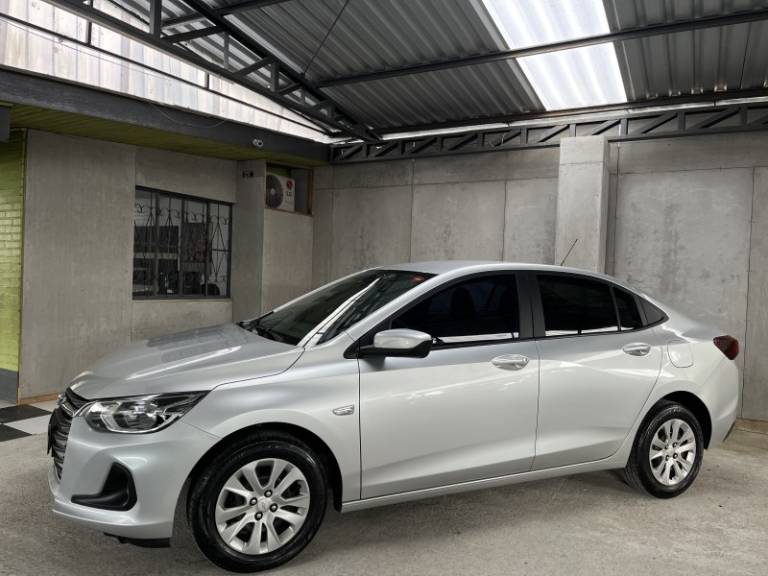 CHEVROLET - ONIX - 2022/2023 - Prata - R$ 68.900,00