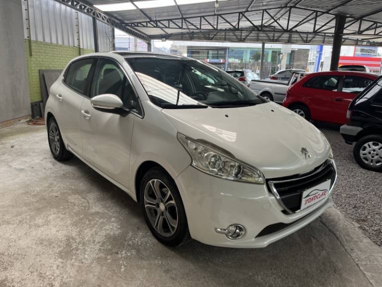 PEUGEOT - 208 - 2013/2014 - Branca - R$ 47.900,00