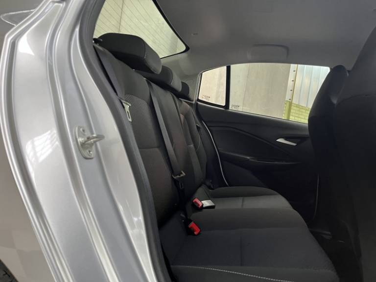CHEVROLET - ONIX - 2022/2023 - Prata - R$ 68.900,00