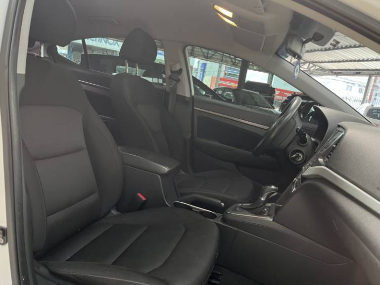 HYUNDAI - ELANTRA - 2016/2017 - Branca - R$ 76.900,00