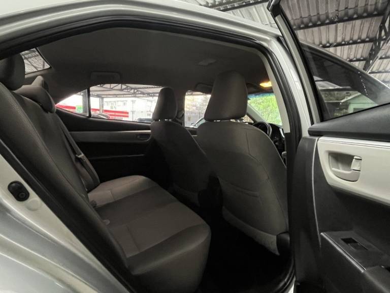 TOYOTA - COROLLA - 2017/2018 - Prata - R$ 89.900,00