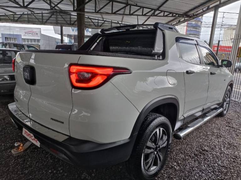 FIAT - TORO - 2017/2018 - Branca - R$ 103.900,00