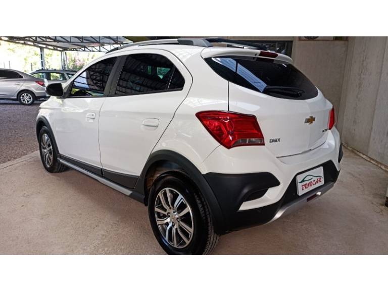 CHEVROLET - ONIX - 2018/2018 - Branca - R$ 68.900,00