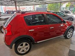 RENAULT - SANDERO - 2010/2011 - Vermelha - R$ 35.900,00