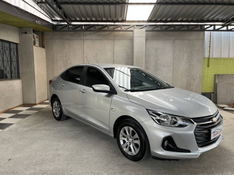 CHEVROLET - ONIX - 2022/2023 - Prata - R$ 68.900,00