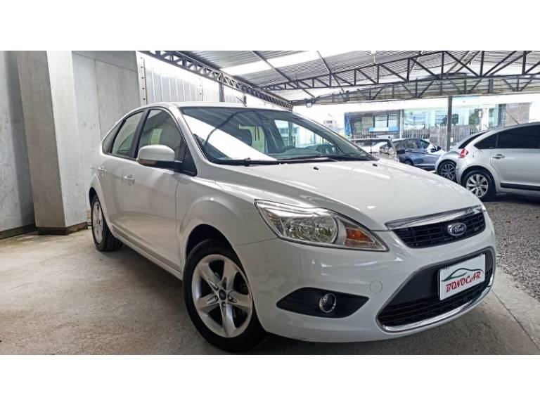 FORD - FOCUS - 2012/2013 - Branca - R$ 45.900,00