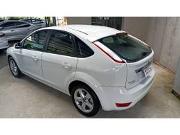 FORD - FOCUS - 2012/2013 - Branca - R$ 45.900,00