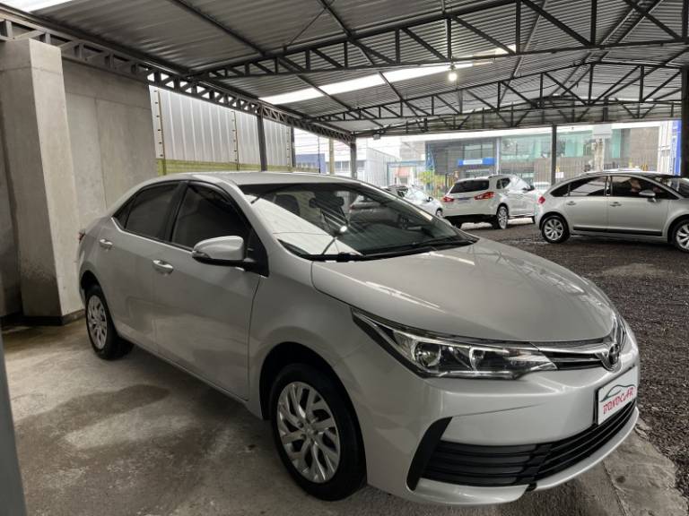 TOYOTA - COROLLA - 2017/2018 - Prata - R$ 89.900,00