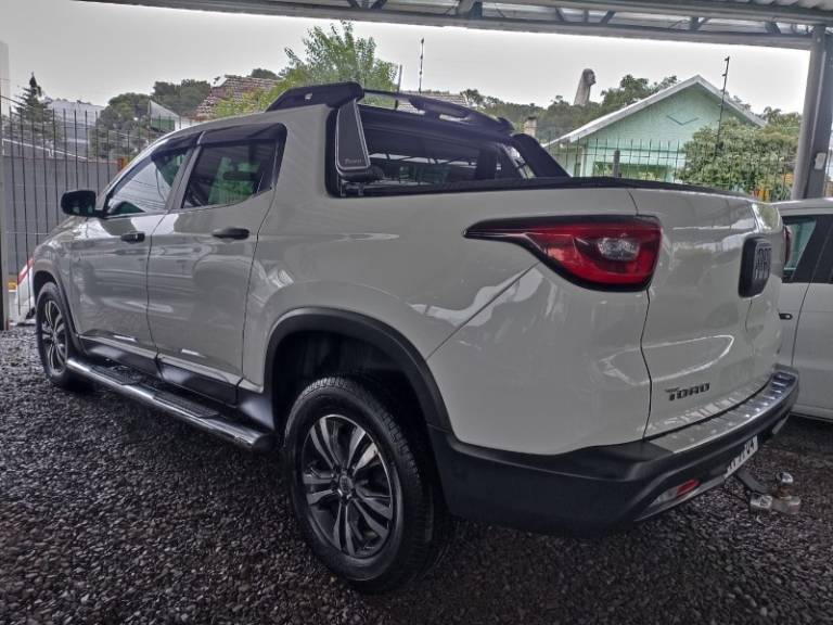 FIAT - TORO - 2017/2018 - Branca - R$ 103.900,00