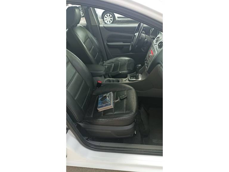FORD - FOCUS - 2012/2013 - Branca - R$ 45.900,00