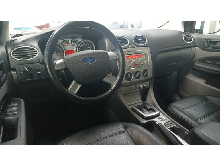 FORD - FOCUS - 2012/2013 - Branca - R$ 45.900,00