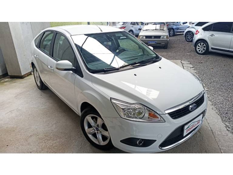 FORD - FOCUS - 2012/2013 - Branca - R$ 45.900,00