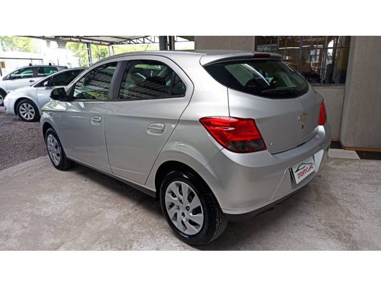 CHEVROLET - ONIX - 2013/2013 - Prata - R$ 40.900,00