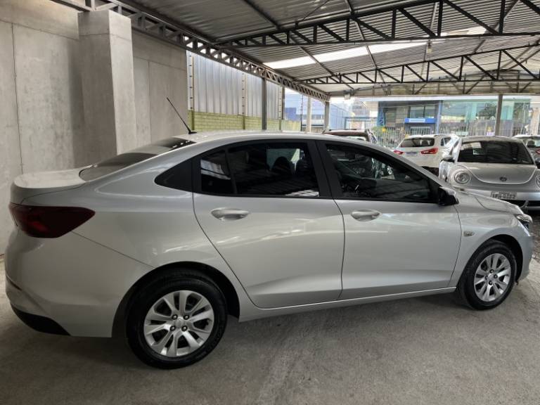 CHEVROLET - ONIX - 2022/2023 - Prata - R$ 68.900,00