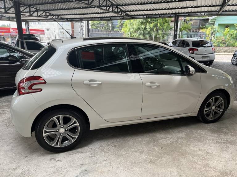 PEUGEOT - 208 - 2013/2014 - Branca - R$ 47.900,00