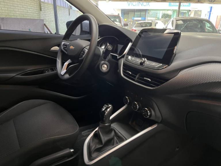 CHEVROLET - ONIX - 2022/2023 - Prata - R$ 68.900,00