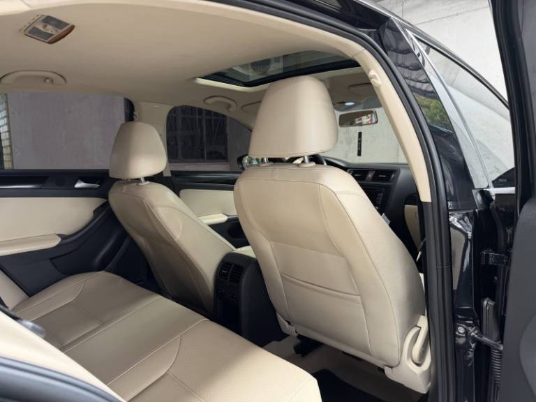 VOLKSWAGEN - JETTA - 2013/2013 - Preta - R$ 64.900,00